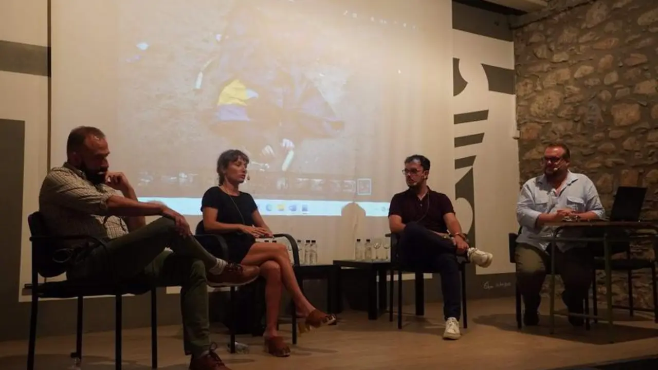 <p> Mesa redonda de la XX edici&oacute;n del Encuentro de Periodismo de Altura, en Castej&oacute;n de Sos </p>