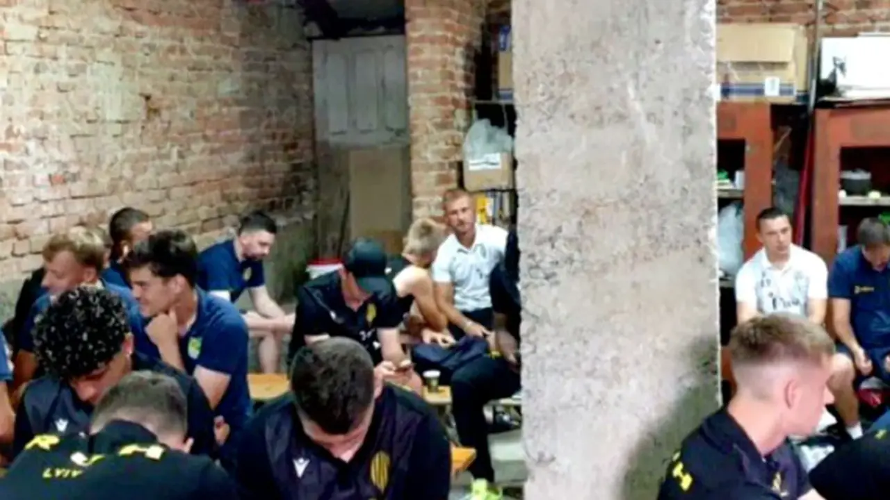 <p> Jugadores refugiados en el b&uacute;nker de Le&oacute;polis </p>