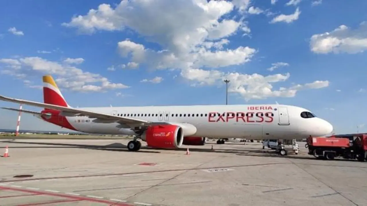 <p> Avi&oacute;n de Iberia Express </p>