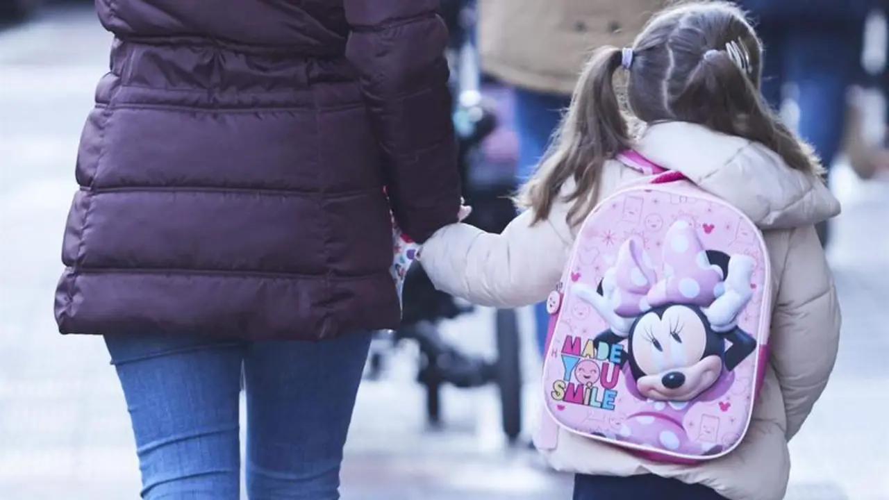 <p> Una ni&ntilde;a, acompa&ntilde;ada de un madre, durante la vuelta al colegio de los ni&ntilde;os </p>