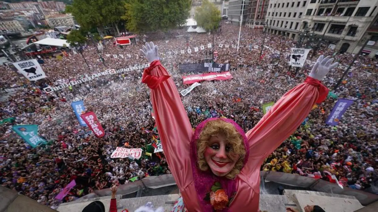 <p> Marijaia, el personaje ficticio que preside la Aste Nagusia de Bilbao, en el inicio de las fiestas </p>