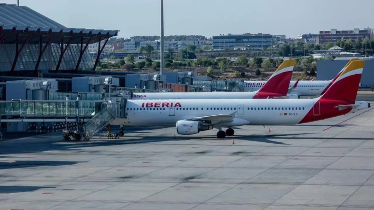 <p> Aviones de Iberia en la pista de la terminal en el d&iacute;a en que ha dado comienzo una huelga de los tripulantes de cabina de Iberia Express, en salidas de la T4 del Aeropuerto Adolfo Su&aacute;rez Madrid </p>
