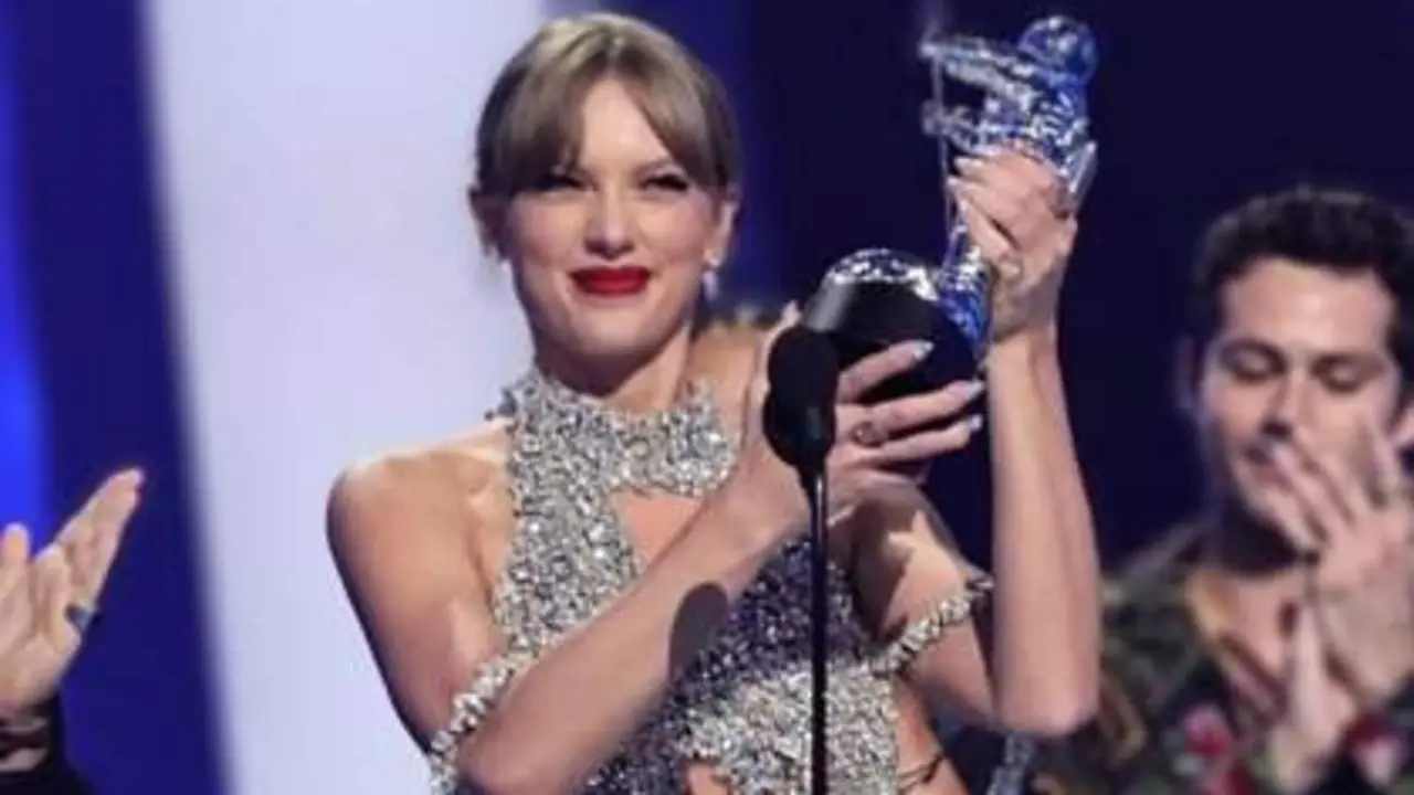 <p> Taylor Swift recogiendo uno de los galardones en la gala de los MTV VMA </p>
