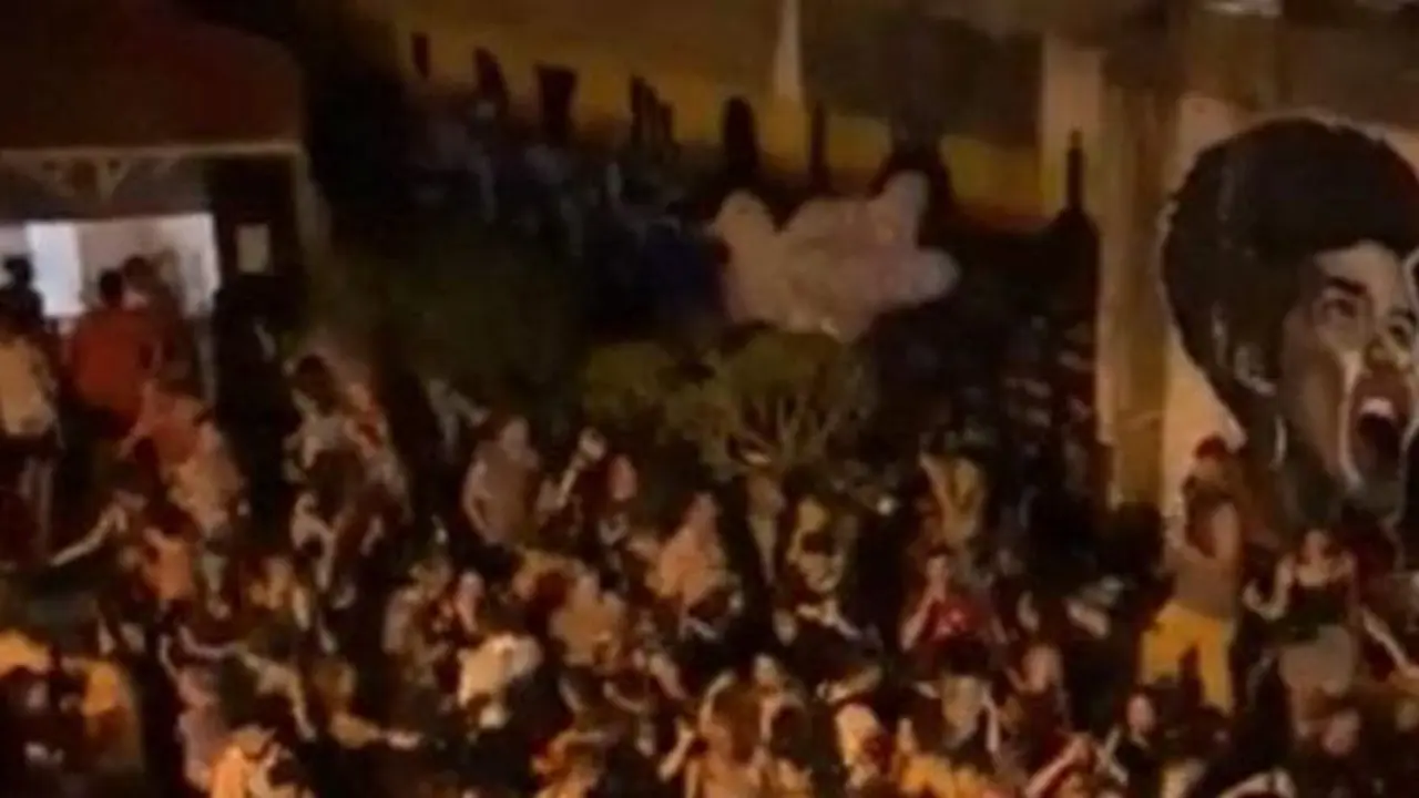 <p> Fiesta ilegal en el edificio de Can Vies de Barcelona / VALENTS - TWITTER </p>