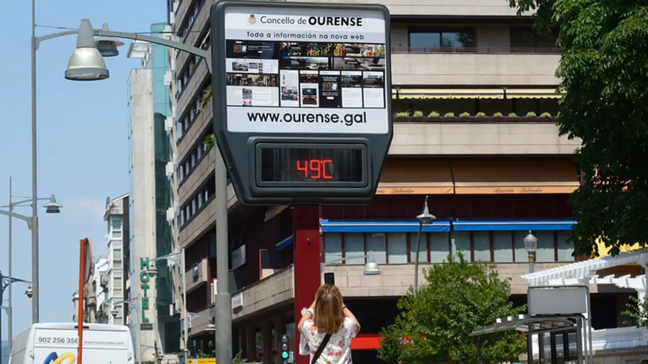 <p> Archivo - Una mujer hace una fotograf&iacute;a a un term&oacute;metro en la calle que marca 49 grados, en Orense. - Rosa Veiga - Europa Press - Archivo </p>