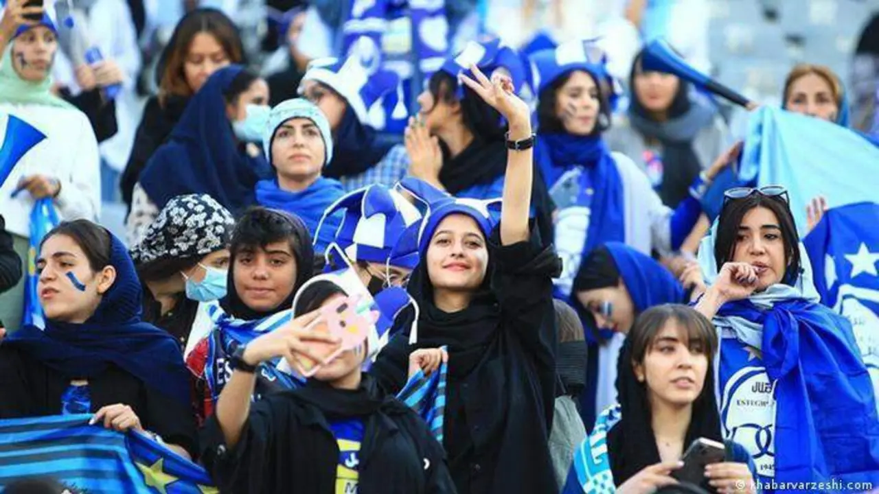 <p> Muejres iran&iacute;es disfrutando de un partido profesional </p>