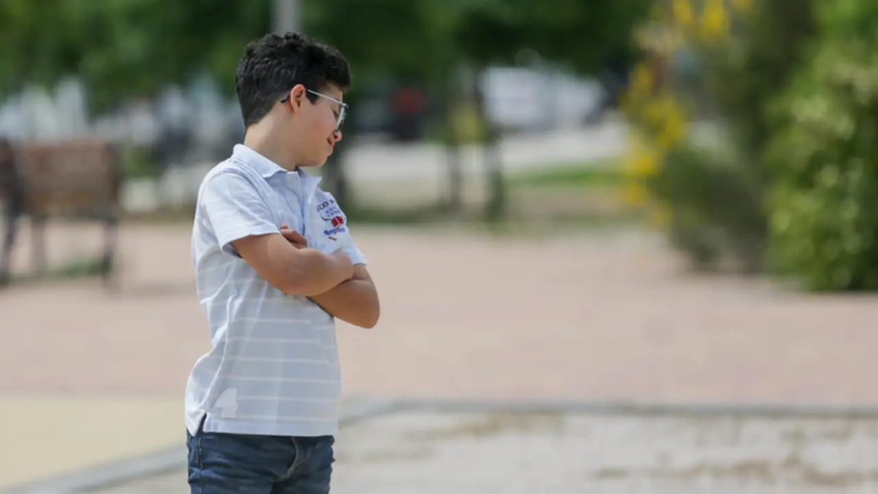 <p> Archivo - Un menor con S&iacute;ndrome de Down cruzado de brazos. - Ricardo Rubio - Europa Press - Archivo </p>
