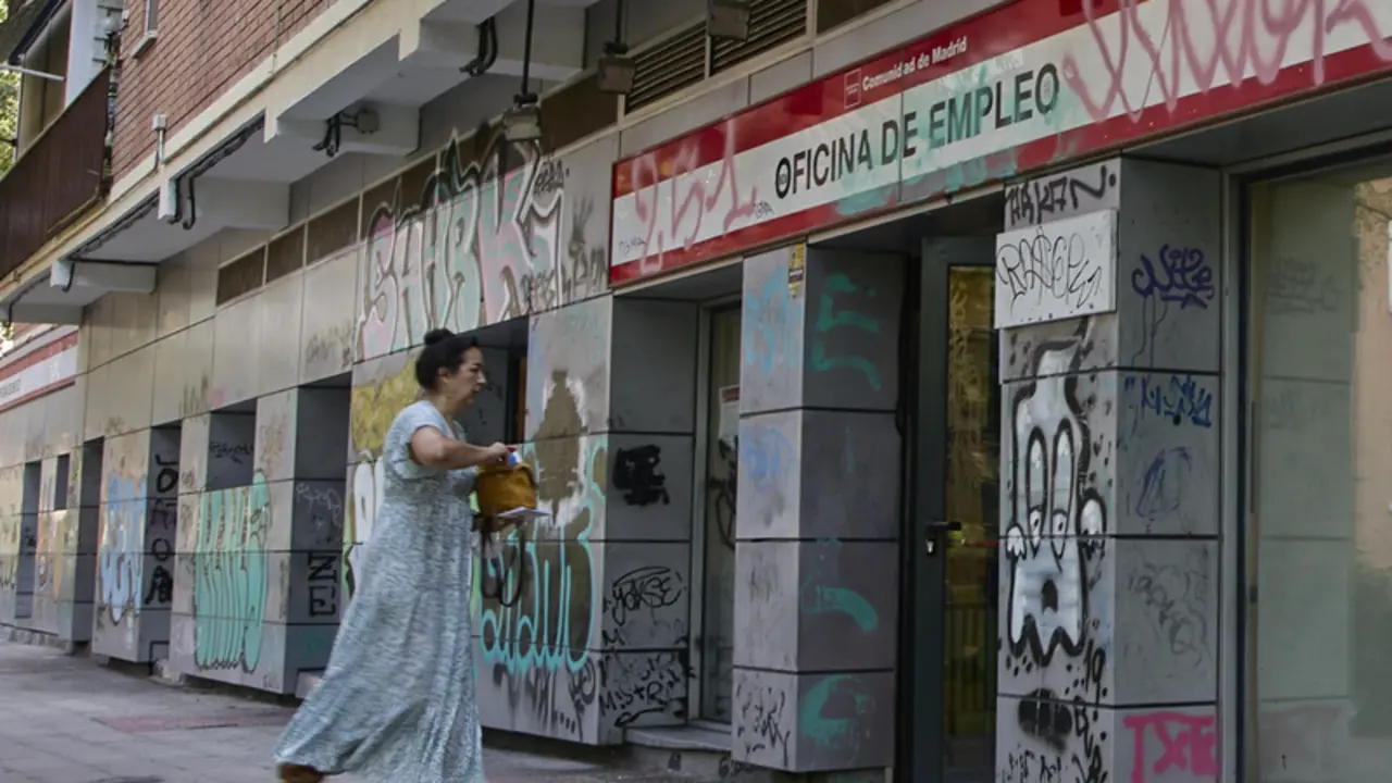 <p> Archivo - Una mujer entra a una oficina de servicio p&uacute;blico de empleo, en una imagen de archivo. - Jes&uacute;s Hell&iacute;n - Europa Press - Archivo </p>