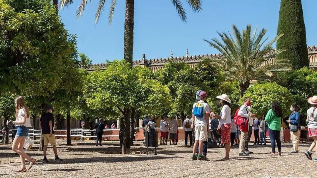 <p> Turistas en el Patio de los Naranjos / Pilar Gázquez. </p>