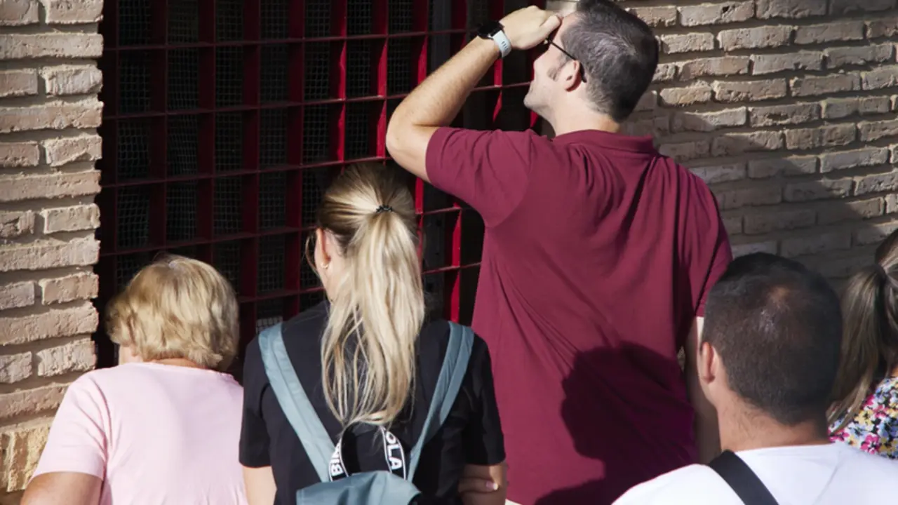 <p> Unos padres asomados a la ventana para observar a sus hijos en el d&iacute;a de la inauguraci&oacute;n del curso 2022/2023 del primer ciclo de Infantil, a 1 de septiembre de 2022, en Sevilla (Andaluc&iacute;a, Espa&ntilde;a). - Joaquin Corchero - Europa Press </p>