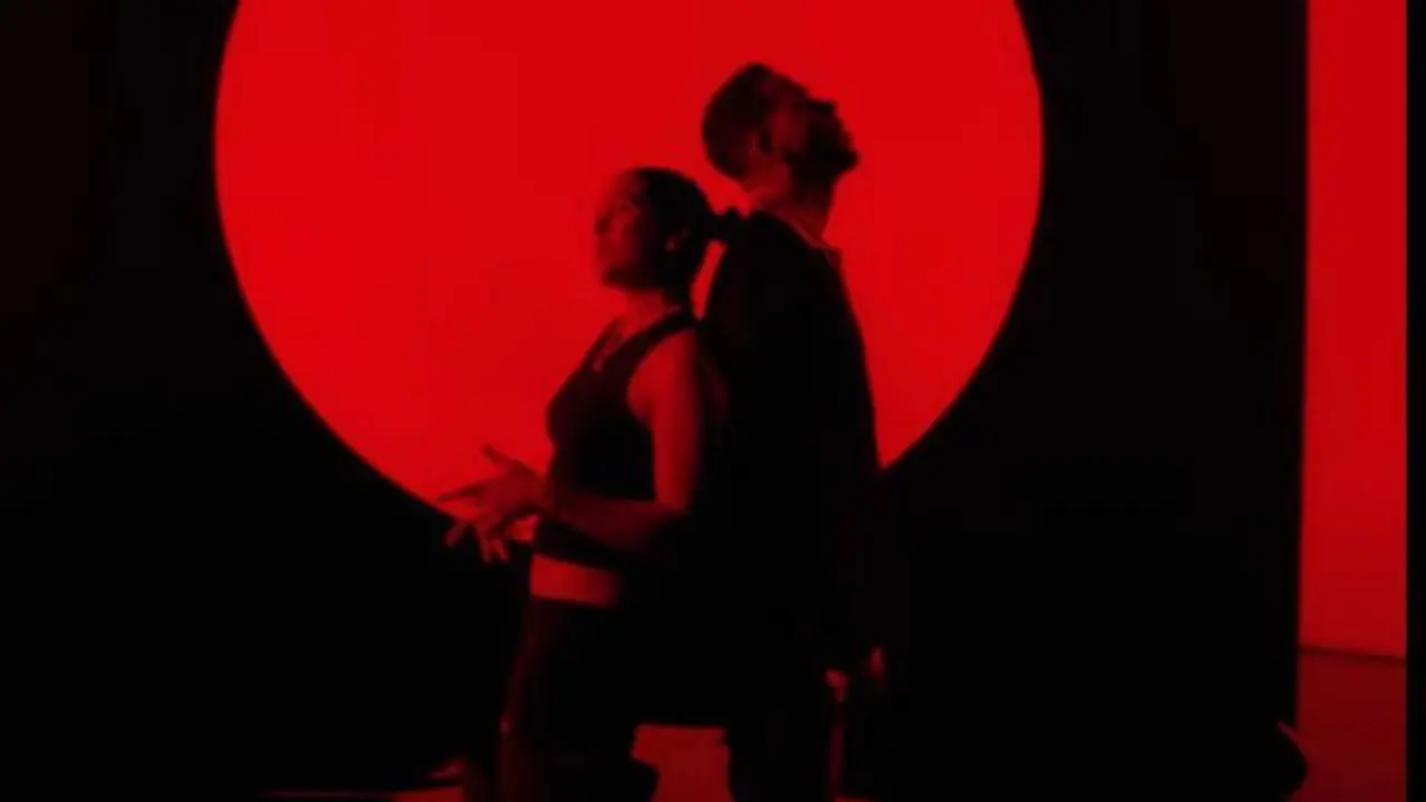 <p> Romeo Santos y Rosal&iacute;a en su nuevo clip </p>
