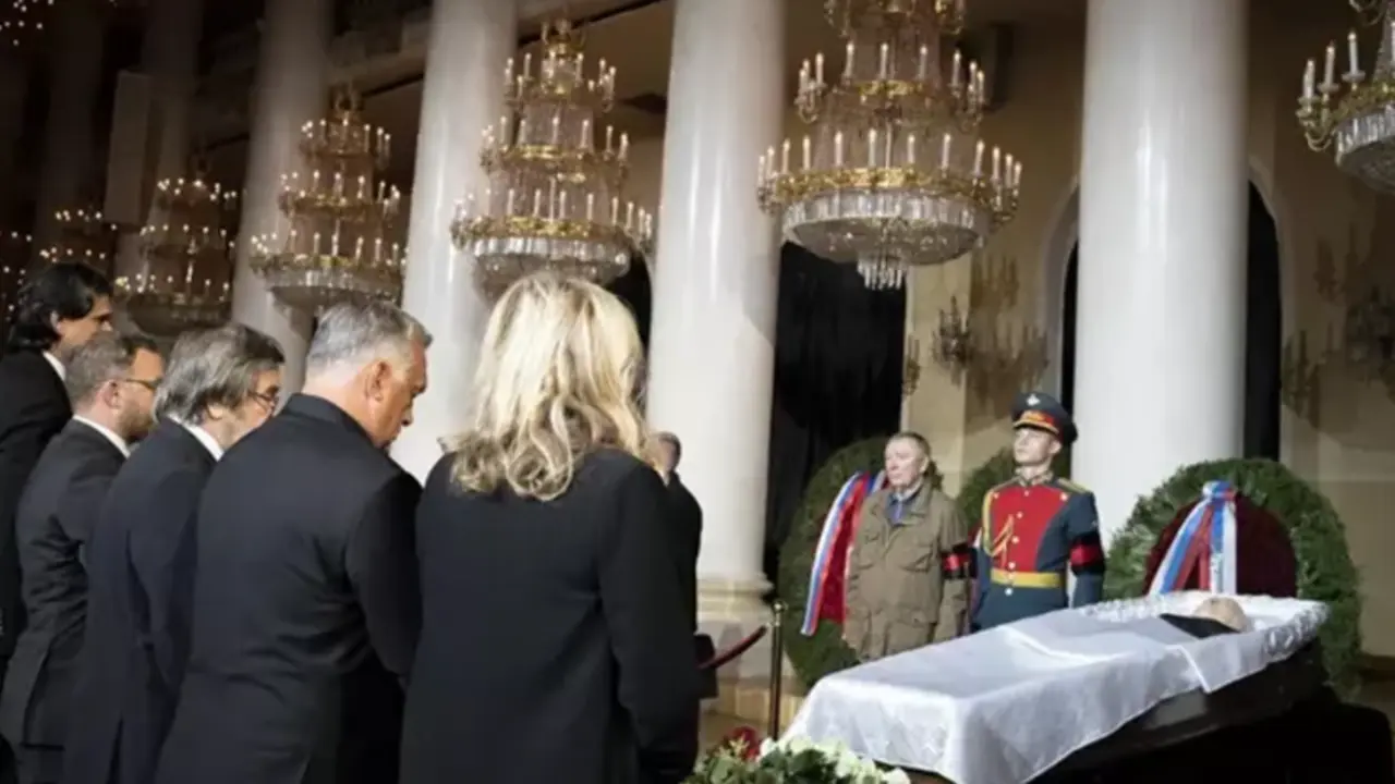 <p> El primer ministro de Hungr&iacute;a, Viktor Orb&aacute;n, ante el f&eacute;retro de Mijail Gorbachov - -/Hungary Government/dpa </p>