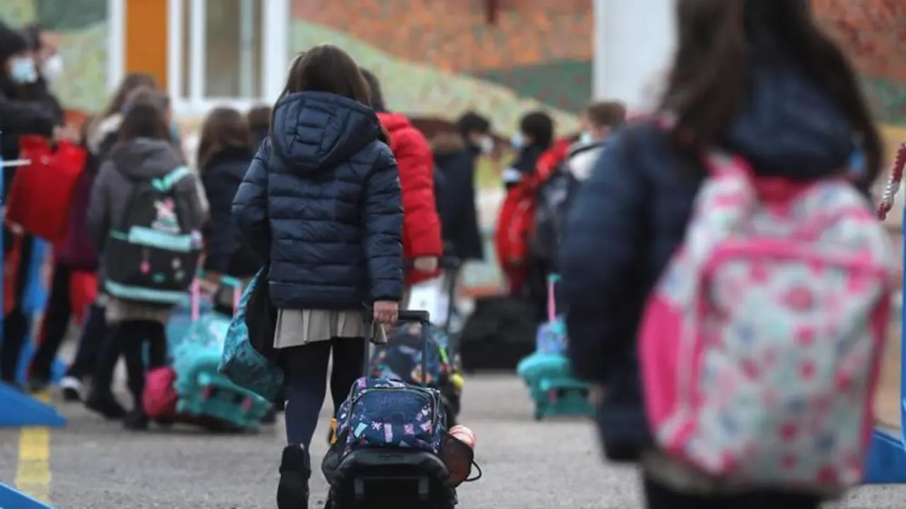<p> Varios ni&ntilde;os a su llegada al primer d&iacute;a de clase presencial tras la Navidad </p>