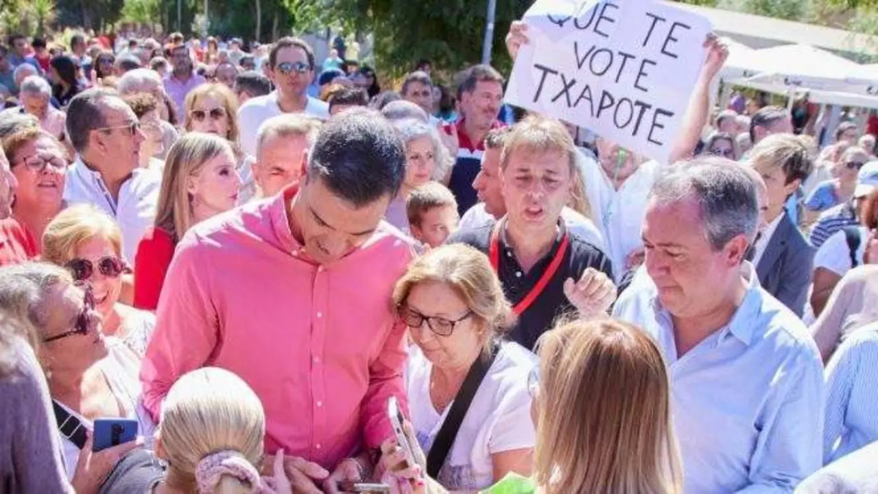 <p> El presidente del Gobierno de Espa&ntilde;a y secretario general del PSOE, Pedro S&aacute;nchez, rodeado de personas durante primer acto de la campa&ntilde;a 'El Gobierno de la Gente' en el barrio de Pino Montano, a 3 de septiembre de 2022, en Sevilla (Andaluc&iacute;a, Espa&ntilde;a). </p>