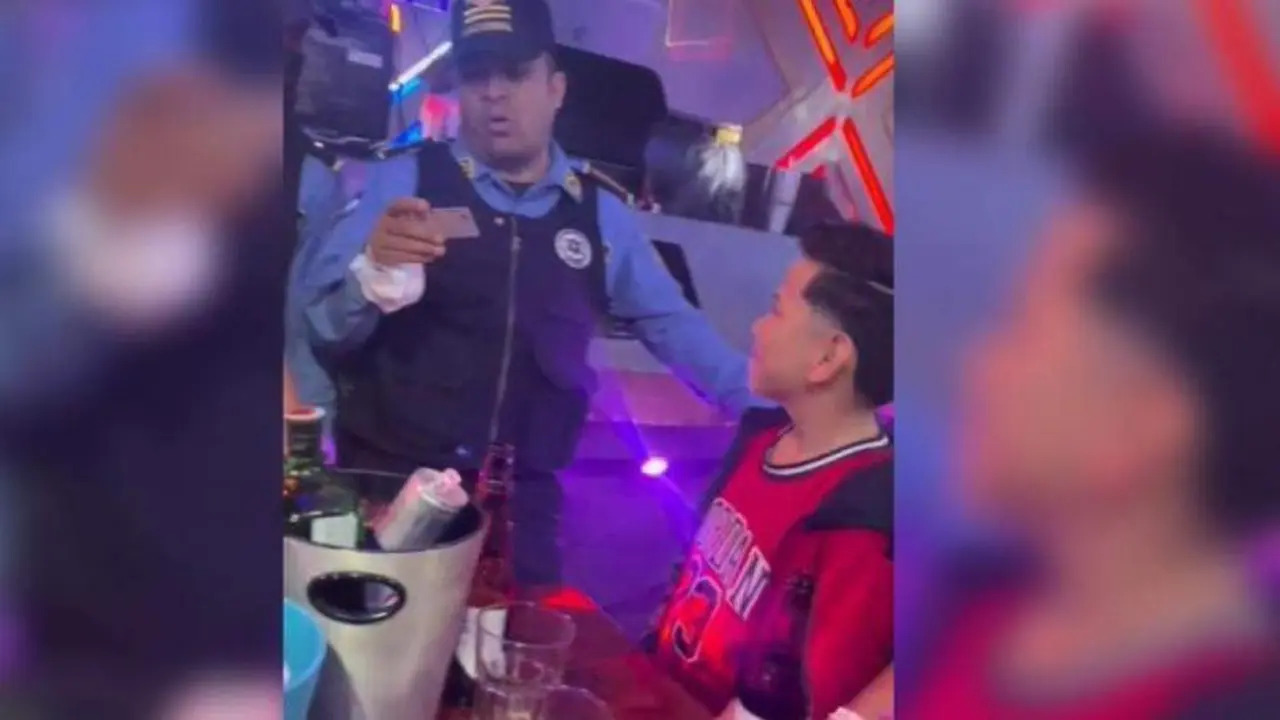 <p> El guardia de seguridad pidi&eacute;ndole la documentaci&oacute;n al joven </p>