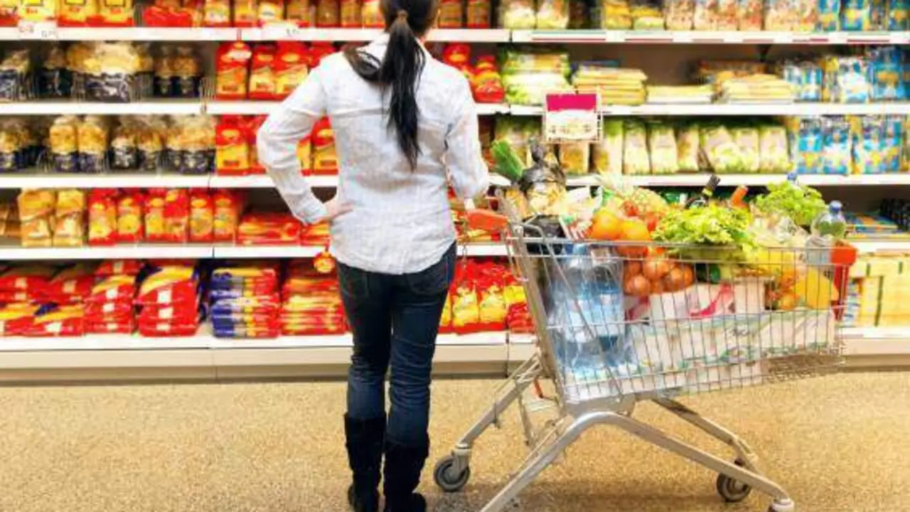 <p> Mujer haciendo la compra </p>