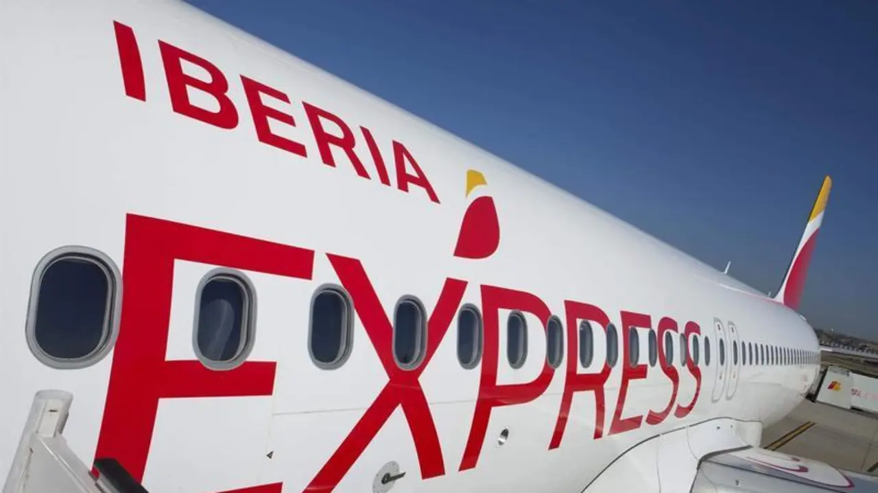 <p> Avi&oacute;n de Iberia Express </p>