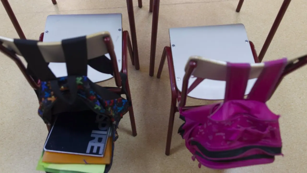<p> Archivo - Mochilas colgadas en las sillas de un aula. - EUROPA PRESS - Archivo </p>