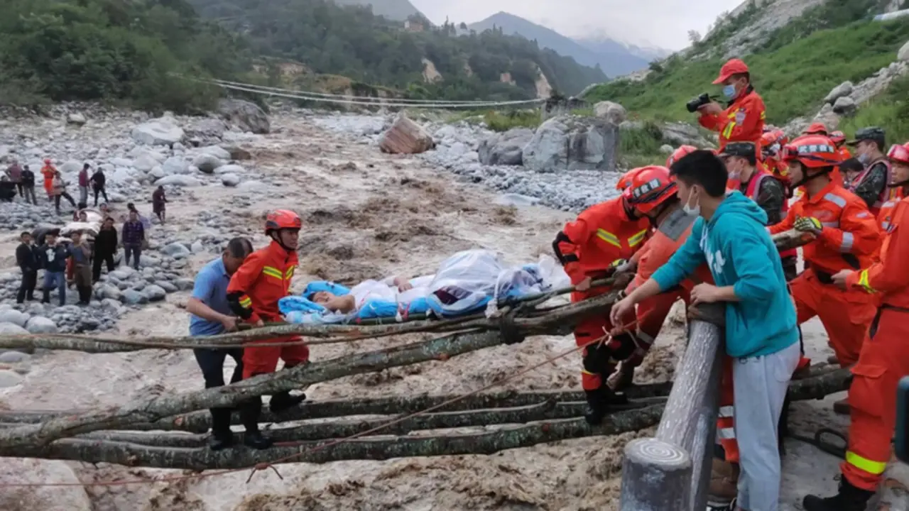 <p> Momento del rescate de una mujer. China Daily </p>