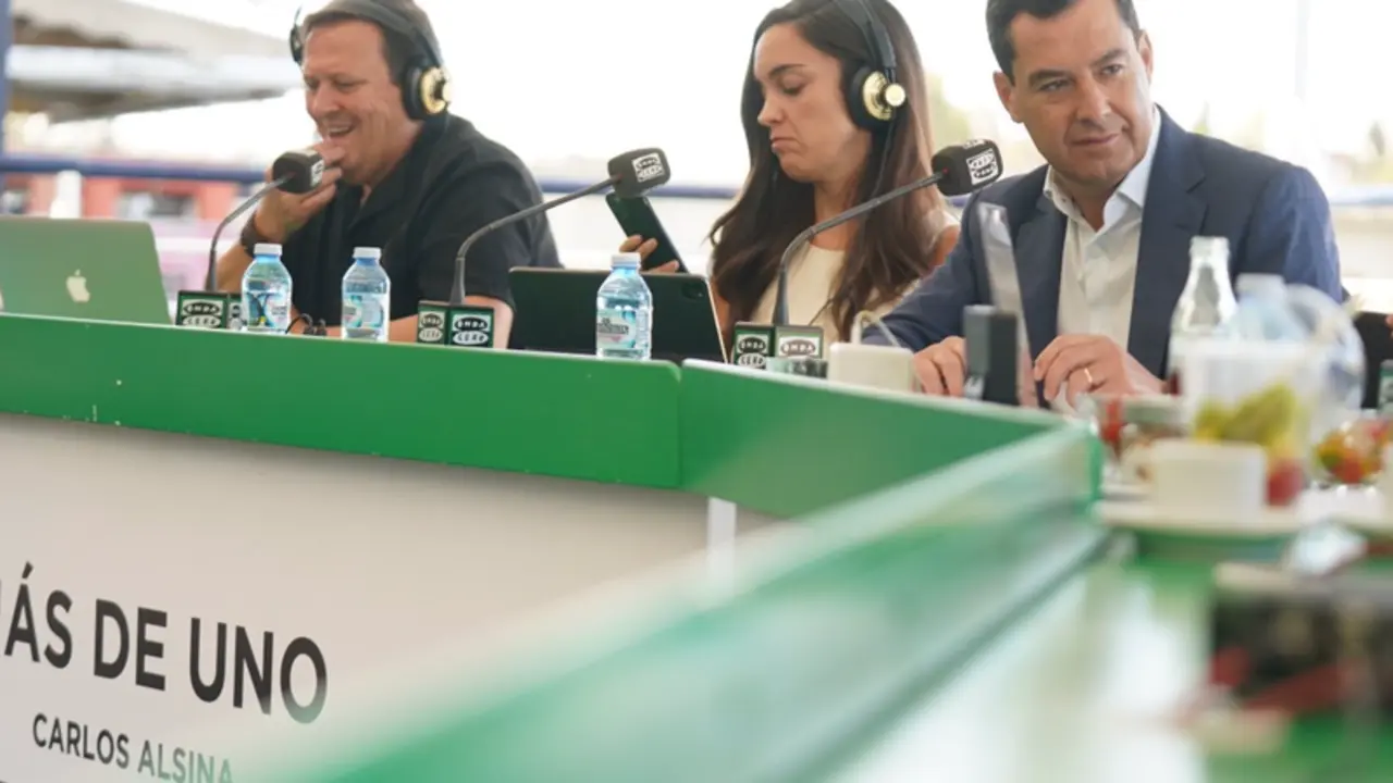 <p> El presidente de la Junta de Andaluc&iacute;a, Juanma Moreno (d), en una entrevista en Onda Cero. - JUNTA DE ANDALUC&Iacute;A </p>