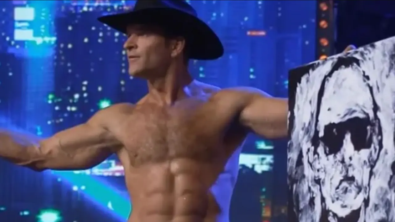 <p> Brent Ray Fraser con el retrato de Risto Mejide, tras su actuaci&oacute;n en Got Talent Espa&ntilde;a </p>