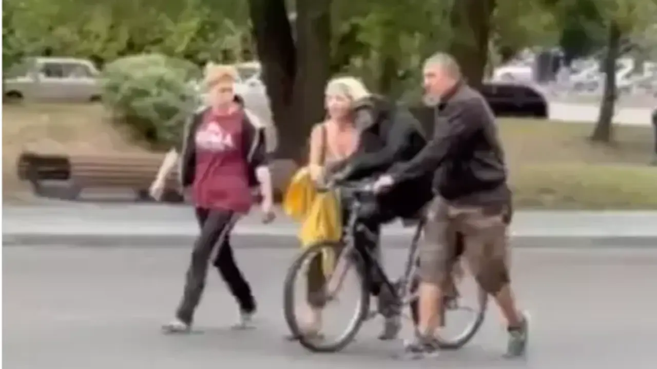 <p> Chichi volviendo al Zoo de Ucrania en bicicleta </p>