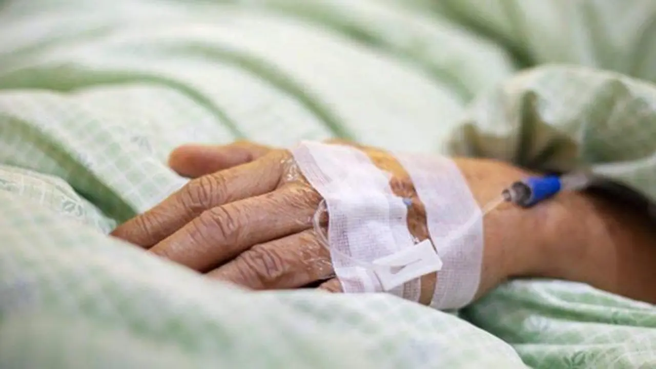 <p> Persona mayor ingresada por Covid </p>