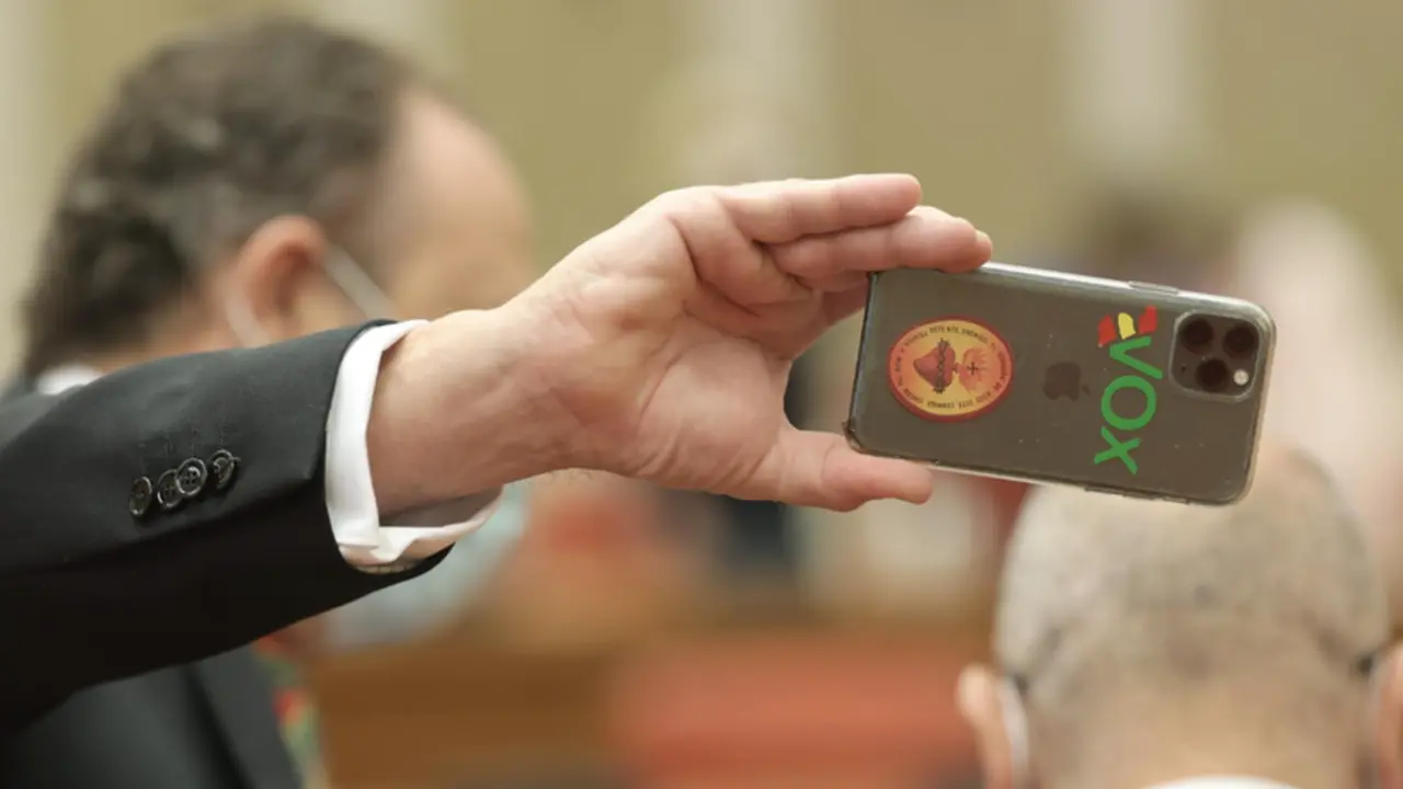 <p> Archivo - Un miembro de Vox realiza una fotograf&iacute;a con su m&oacute;vil en la Comisi&oacute;n de Interior, a 25 de junio de 2021, en el Congreso de los Diputados. - EUROPA PRESS/E. Parra. POOL - Europa Press </p>