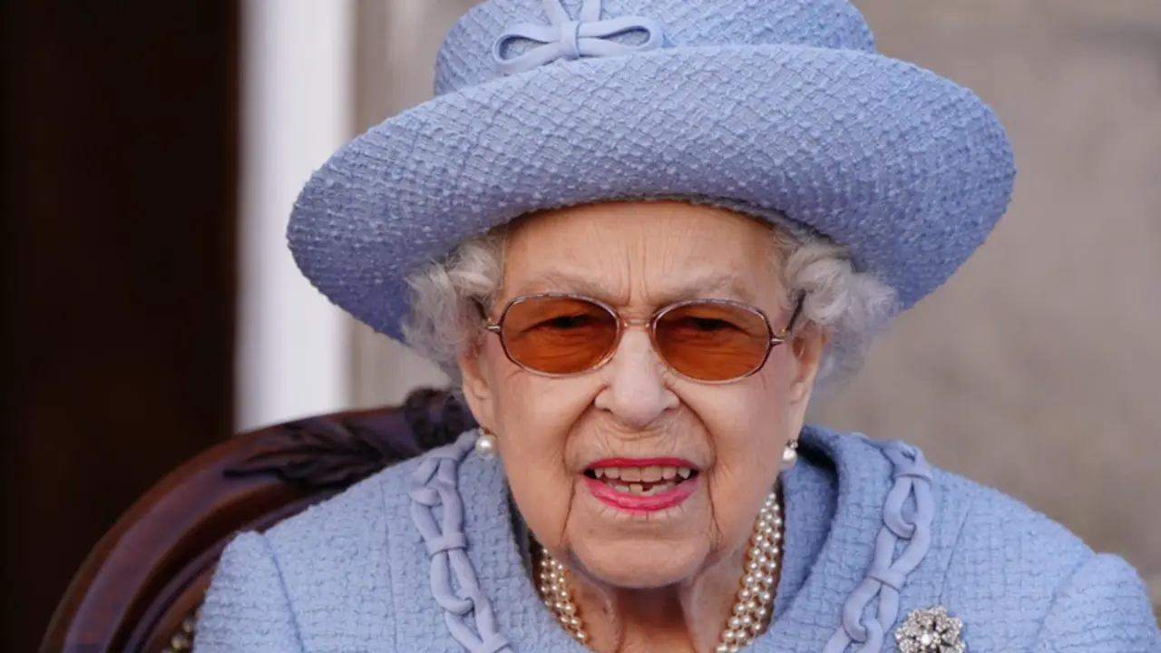 <p> Archivo - 30 June 2022, United Kingdom, Edinburgh: Queen Elizabeth II attends the Reddendo parade of the Queen's Body Guard for Scotland (also known as the Royal Company of Archers) in the gardens of the Palace of Holyroodhouse, as part of her traditional - Jane Barlow/PA Wire/dpa - Archivo </p>