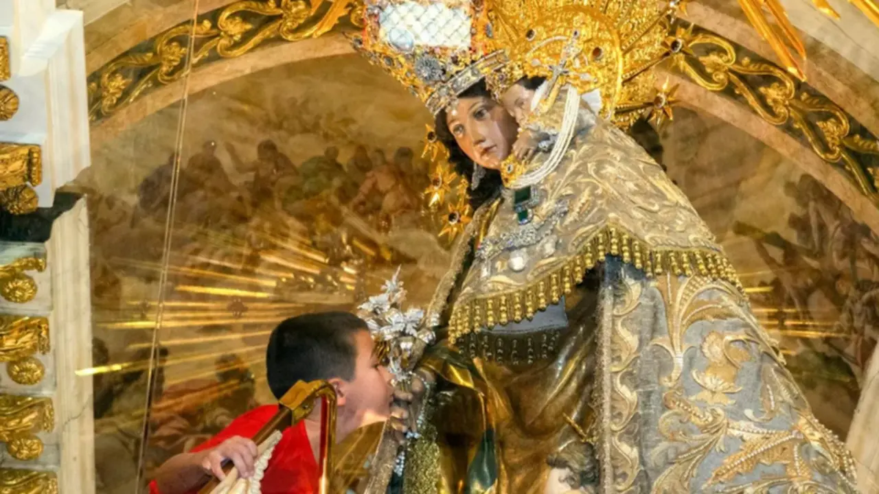 <p> Pedro conociendo a la Virgen de los Desamparados de Valencia </p>