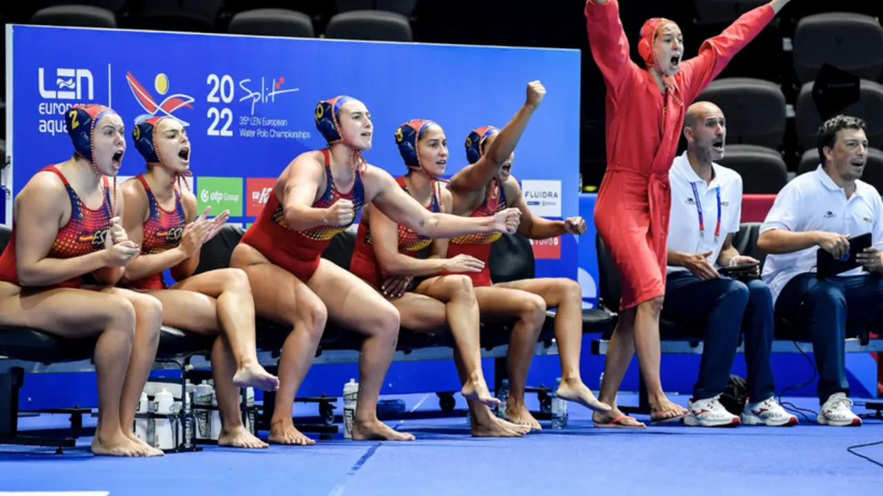 <p> Parte de la selecci&oacute;n espa&ntilde;ola femenina de waterpolo celebra el triunfo. RFEN </p>