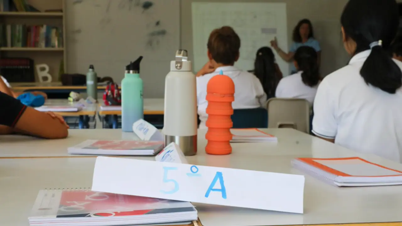 <p> Una profesora da clase el d&iacute;a del inicio del curso - Marta Fern&aacute;ndez Jara - Europa Press </p>