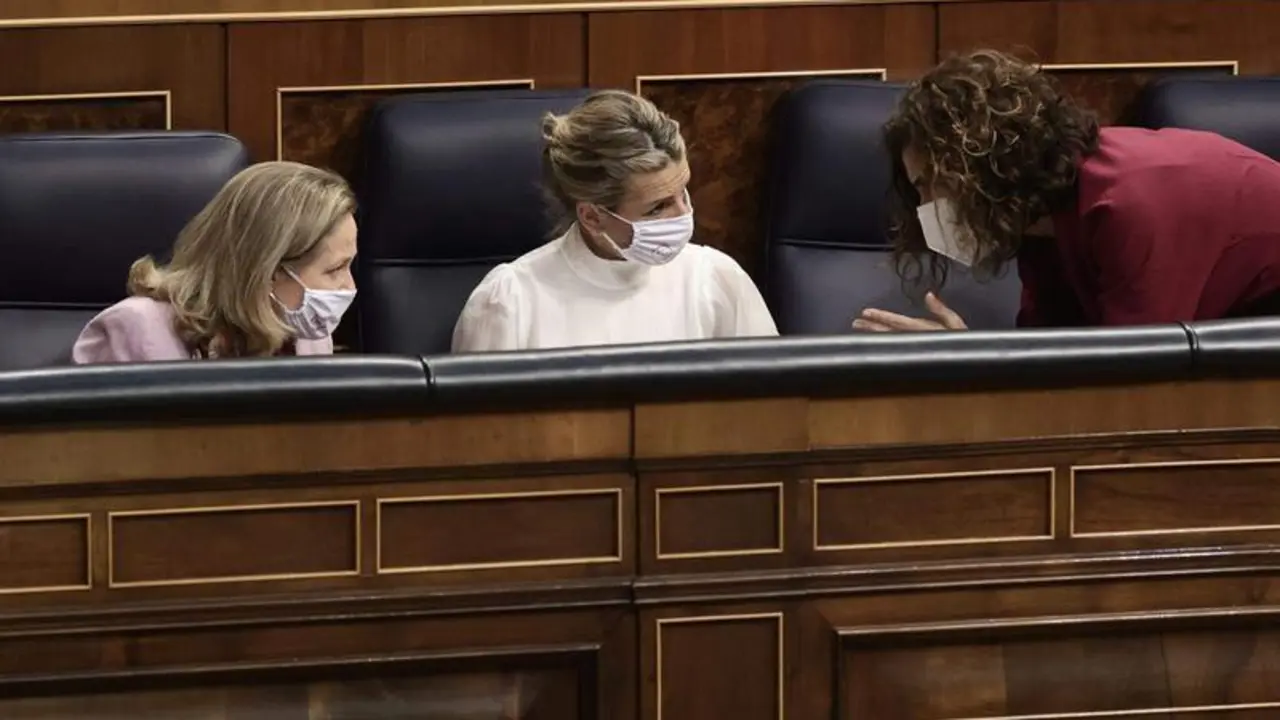 <p> La vicepresidenta primera del Gobierno, Nadia Calvi&ntilde;o; la vicepresidenta segunda del Gobierno y ministra de Trabajo, Yolanda D&iacute;az; y la ministra de Hacienda, Mar&iacute;a Jes&uacute;s Montero, conversan en una sesi&oacute;n plenaria en el Congreso </p>