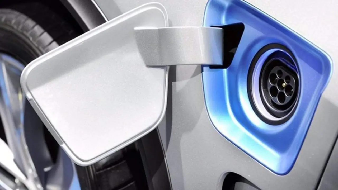 <p> Toma de corriente de un coche el&eacute;ctrico </p>