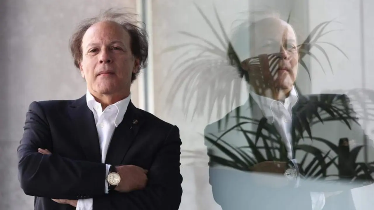 <p> Javier Mar&iacute;as </p>