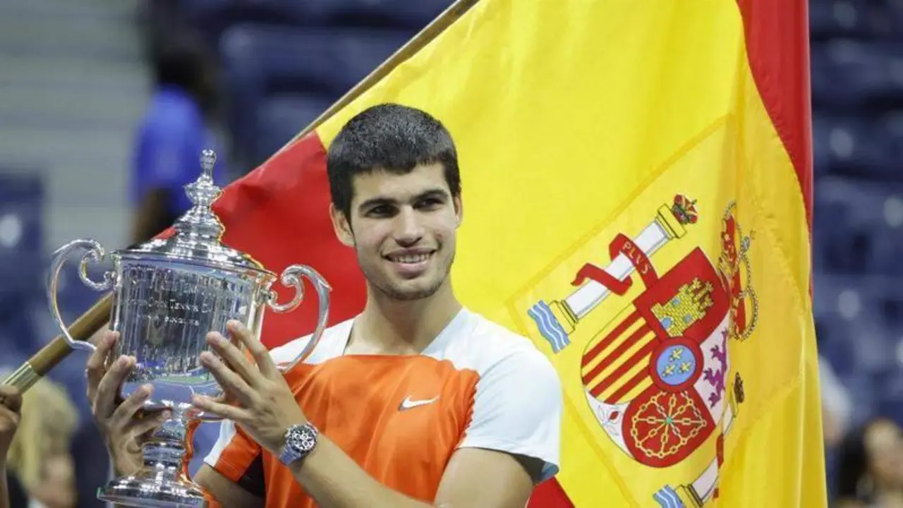 <p> Carlos Alcaraz con el trofeo del US Open </p>