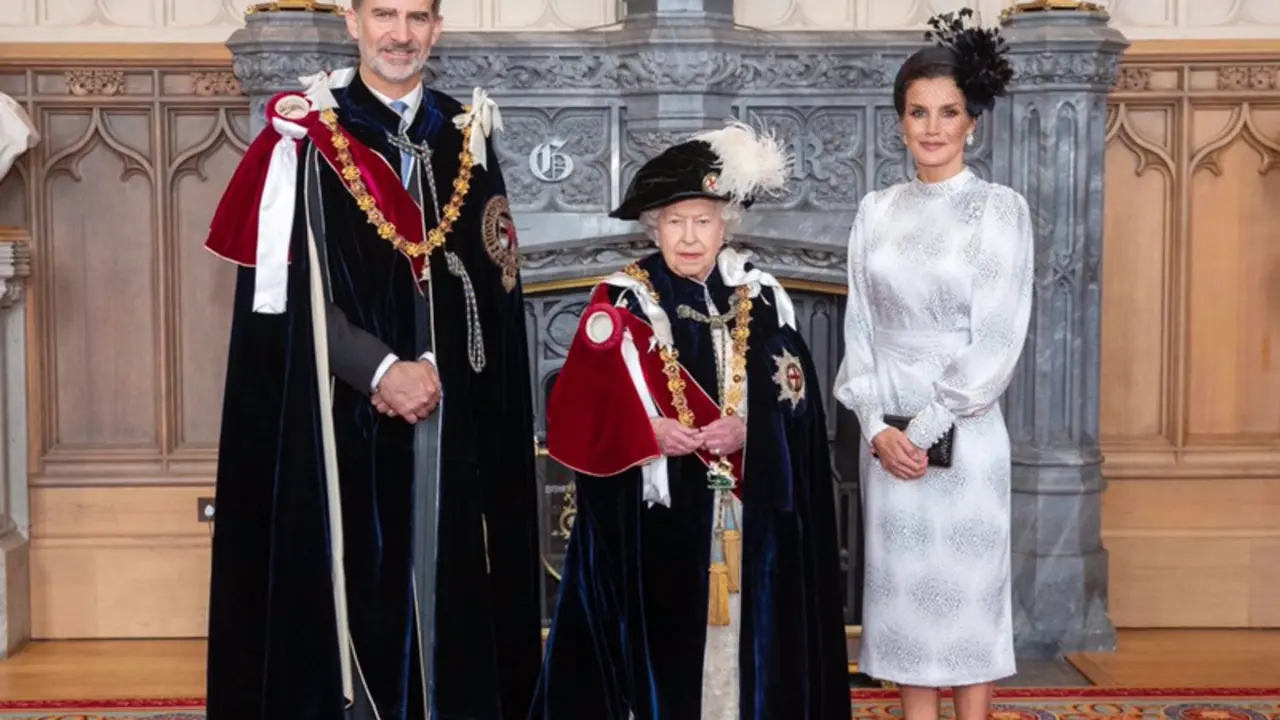 <p> Archivo - (I-D) El Rey Felipe VI, la Reina Isabel II de Inglaterra y la Reina Letizia en una foto posterior a la ceremonia de investidura de Don Felipe como Caballero de la Muy Noble Orden de la Jarretera, la m&aacute;xima distinci&oacute;n que concede la monarqu&iacute;a bri - Casa Real - Archivo </p>