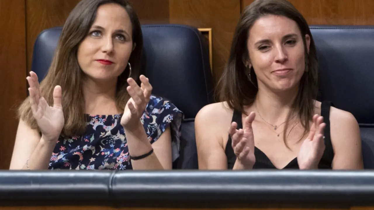 <p> Archivo - La ministra de Derechos Sociales y Agenda 2030, Ione Belarra (i), y la ministra de Igualdad, Irene Montero - Alberto Ortega - Europa Press - Archivo </p>