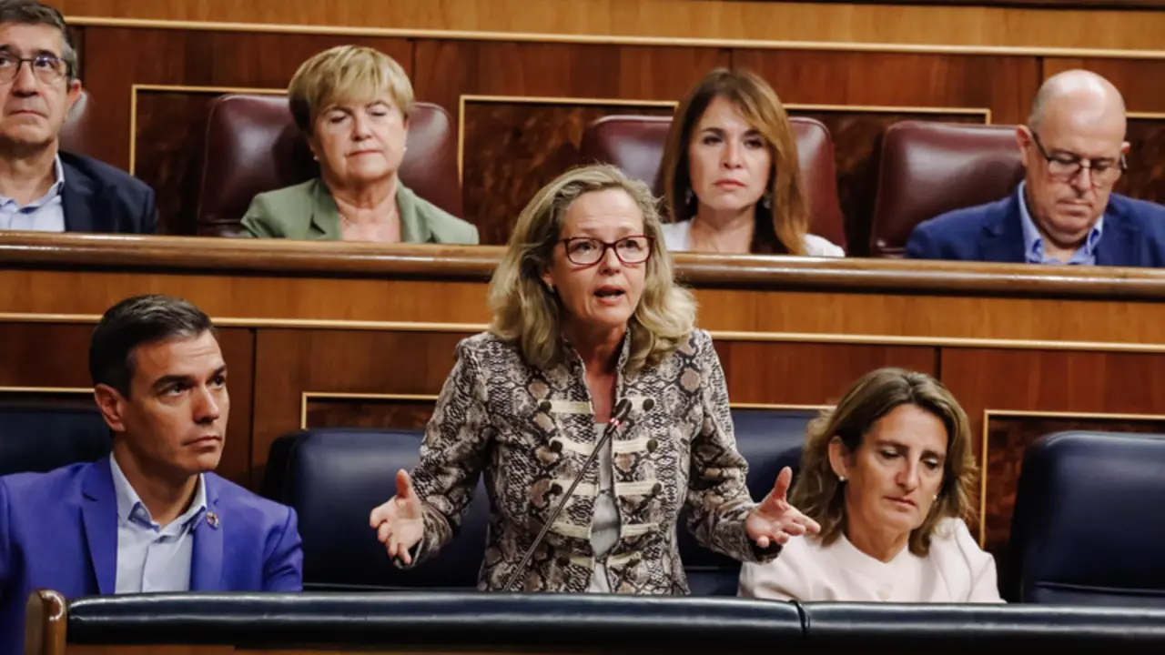<p> La vicepresidenta primera del Gobierno y ministra de Asuntos Econ&oacute;micos y Transformaci&oacute;n Digital, Nadia Calvi&ntilde;o, interviene durante una sesi&oacute;n plenaria en el Congreso - Carlos Luj&aacute;n - Europa Press </p>