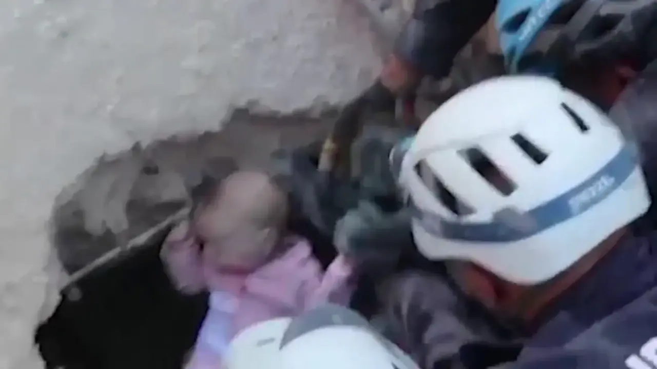 <p> El beb&eacute; de 4 meses siendo rescatado </p>