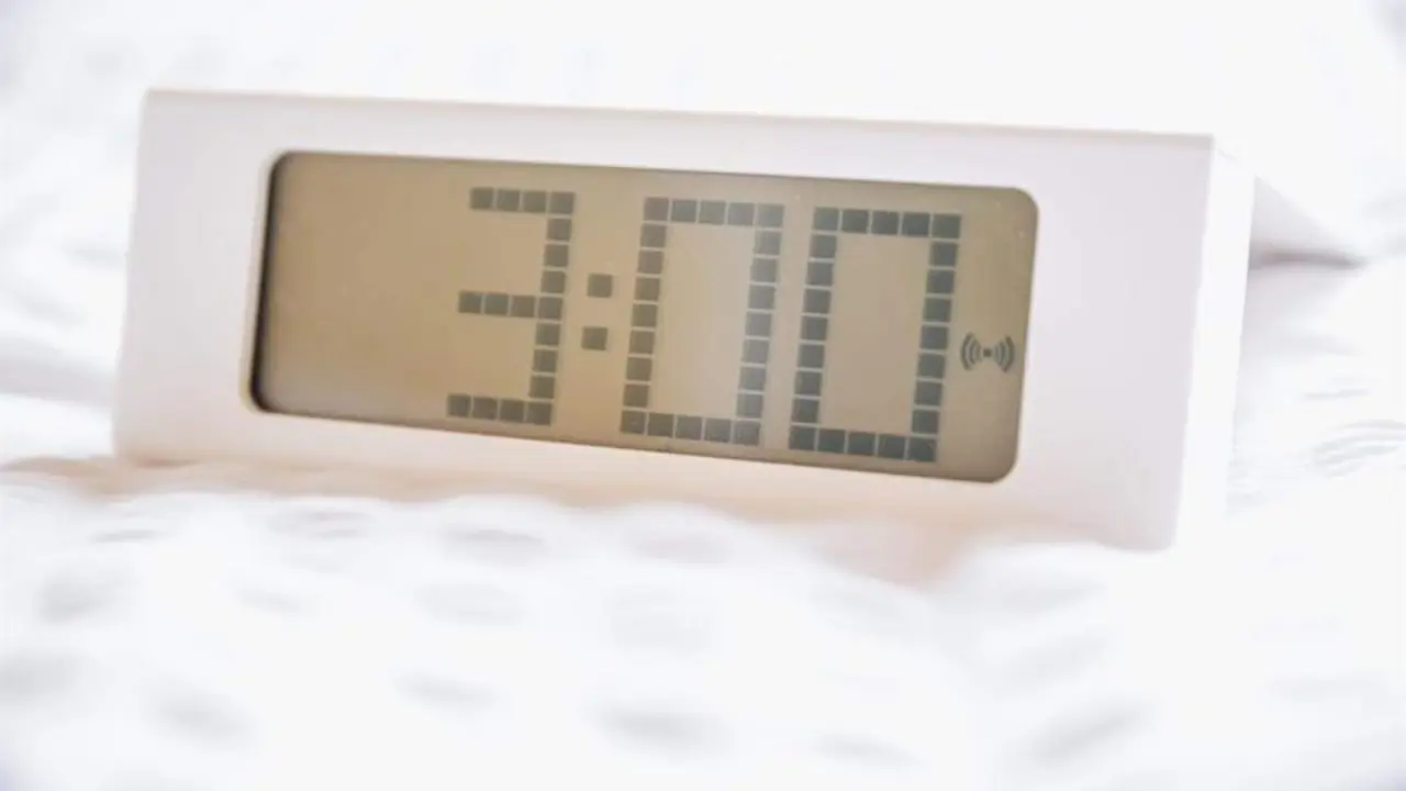 <p> Un reloj que marca las 3 A.M el 24 de Marzo </p>