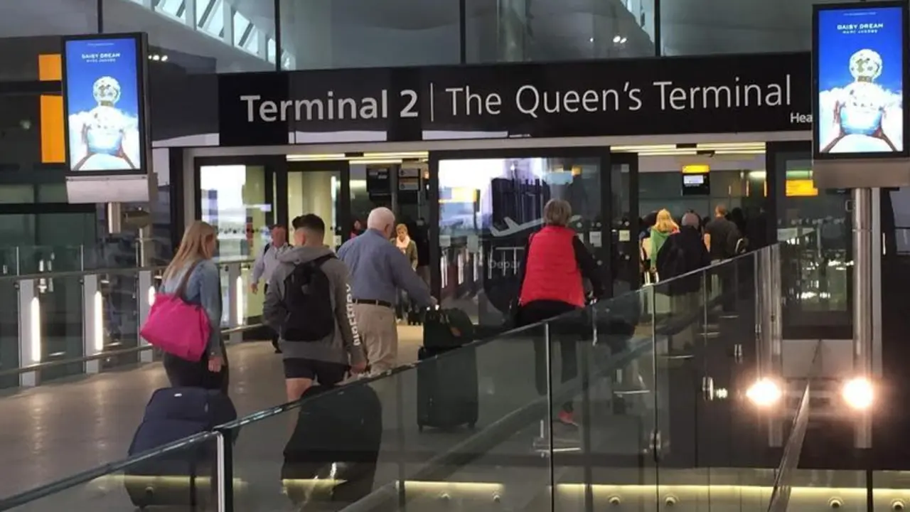 <p> Terminal de la Reina en el Aeropuerto Heathrow de Londres </p>
