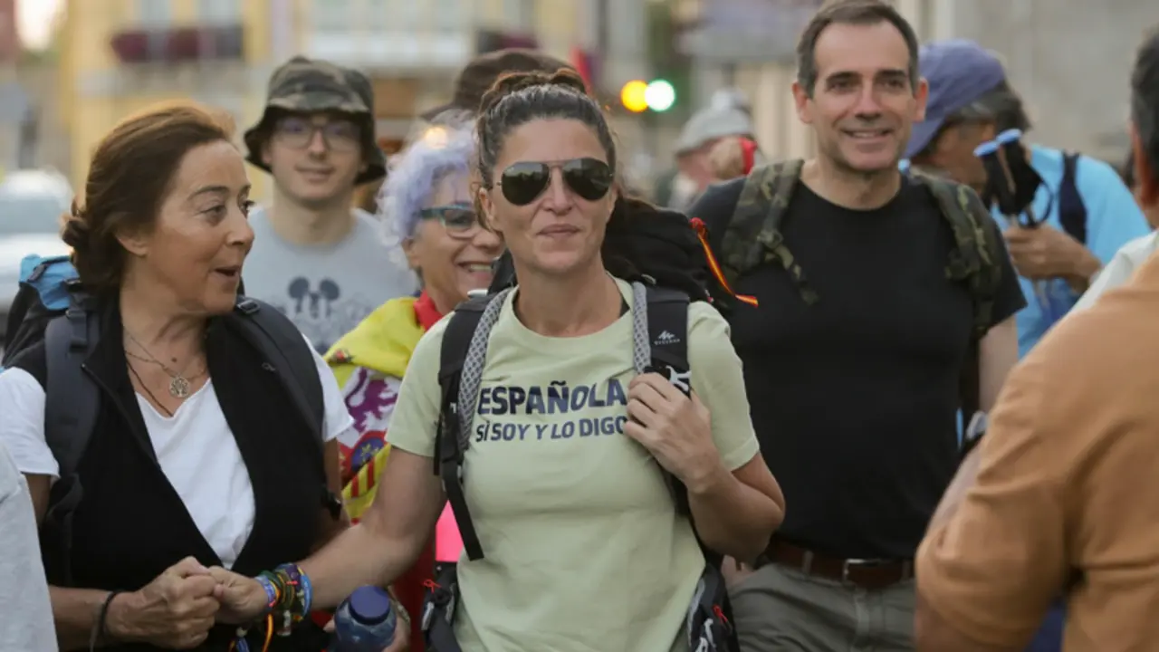 <p> La ex portavoz de Vox en Andaluc&iacute;a Macarena Olona (c) comienza el Camino de Santiago, en Sarria, Lugo, Galicia (Espa&ntilde;a) - Carlos Castro - Europa Press </p>