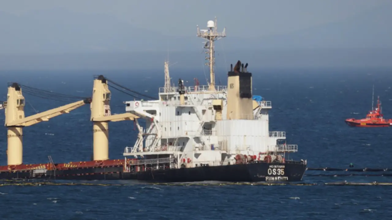 <p> Operaci&oacute;n de hundimiento de la popa del OS35 en Gibraltar. - NONO RICO/EUROPA PRESS </p>