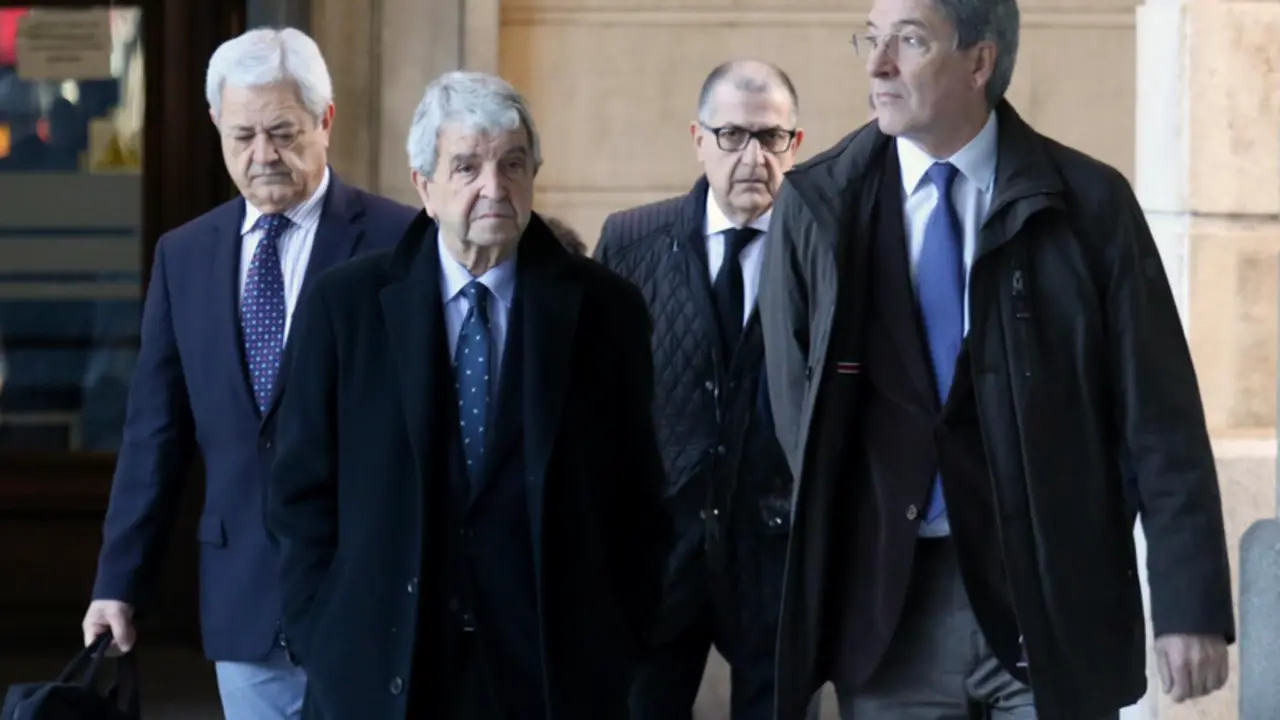 <p> Archivo - Vallejo y Serrano Aguilar en cada uno de los extremos de la fotograf&iacute;a - EUROPA PRESS - Archivo </p>