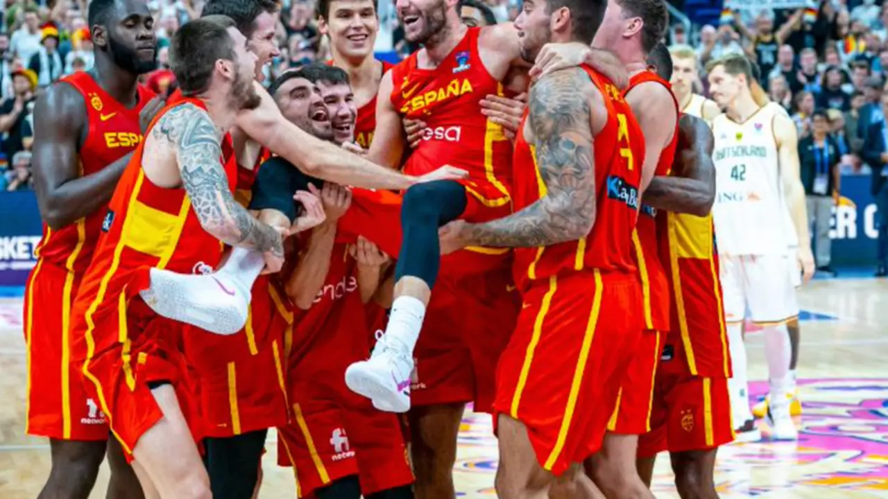 <p> &iexcl;En la final! La Espa&ntilde;a irreductible que ya hab&iacute;a dado varias exhibiciones en este Eurobasket, ha tomado Berl&iacute;n, ha superado de forma extraordinaria a la anfitriona Alemania (96-91) y se ha plantado en la lucha final por la medalla de oro. De nuevo una victoria global, t&aacute;ctica y de car&aacute;cter, en la que ha sobresalido Lorenzo Brown, tque con 29 puntos y 6 asistencias ha guiado a la Selecci&oacute;n en su en&eacute;sima gesta </p>