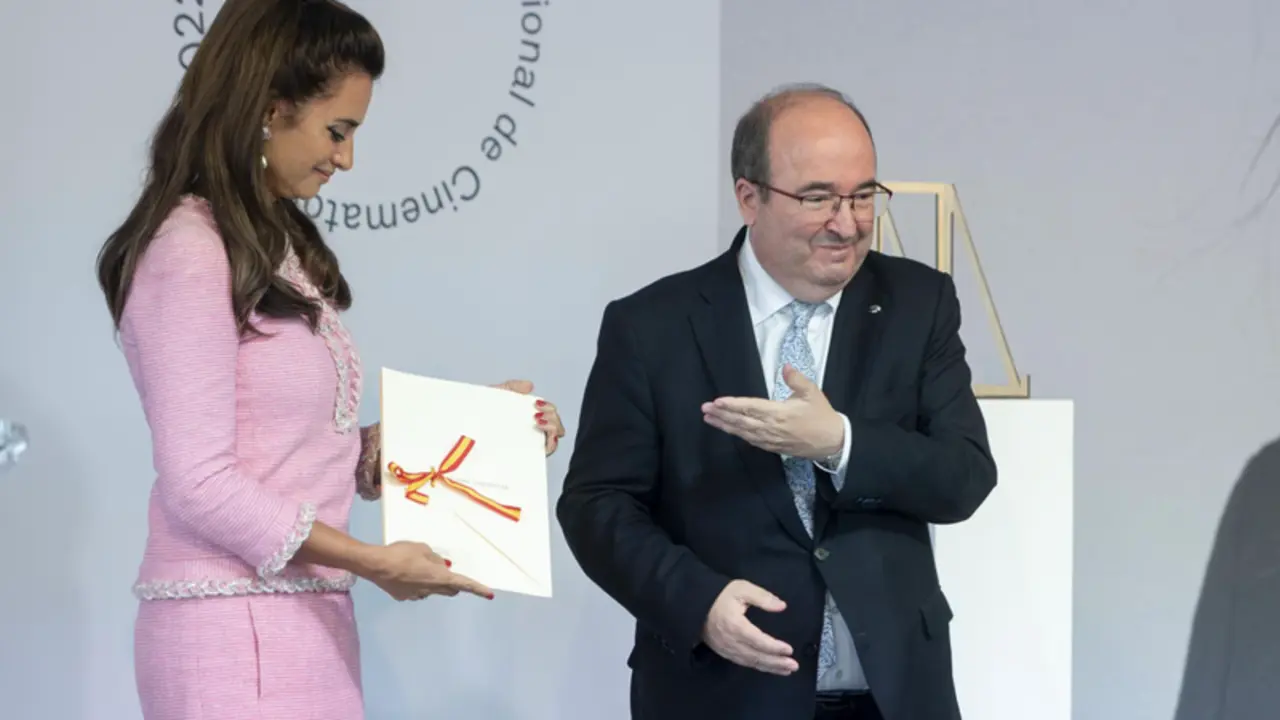 <p> La actriz Pen&eacute;lope Cruz recibe el Premio Nacional de Cinematograf&iacute;a 2022 de manos del ministro de Cultura y Deporte, Miquel Iceta, en Tabakalera Centro Internacional de Cultura Contempor&aacute;nea, a 17 de septiembre de 2022, en San Sebastian - Alberto Ortega - Europa Press </p>