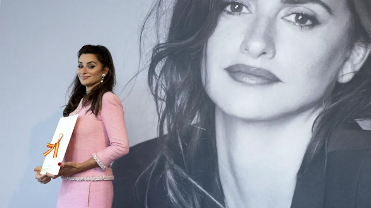 <p> La actriz Pen&eacute;lope Cruz posa con el Premio Nacional de Cinematograf&iacute;a 2022, Tabakalera Centro Internacional de Cultura Contempor&aacute;nea, a 17 de septiembre de 2022, en San Sebastian, Guipuzkoa, Pa&iacute;s Vasco (Espa&ntilde;a). - Alberto Ortega - Europa Press </p>