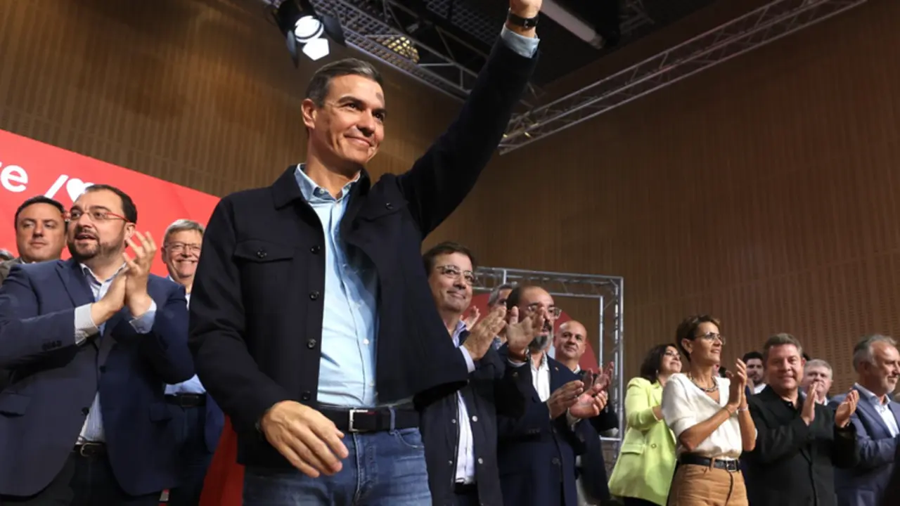 <p> El presidente del Gobierno y secretario general del Partido Socialista (PSOE), Pedro S&aacute;nchez, saluda a miembros de su partido en el Consejo Pol&iacute;tico Federal de su formaci&oacute;n, en el World Trade Center, a 17 de septiembre de 2022, en Zaragoza, Arag&oacute;n. - Fabi&aacute;n Sim&oacute;n - Europa Press </p>