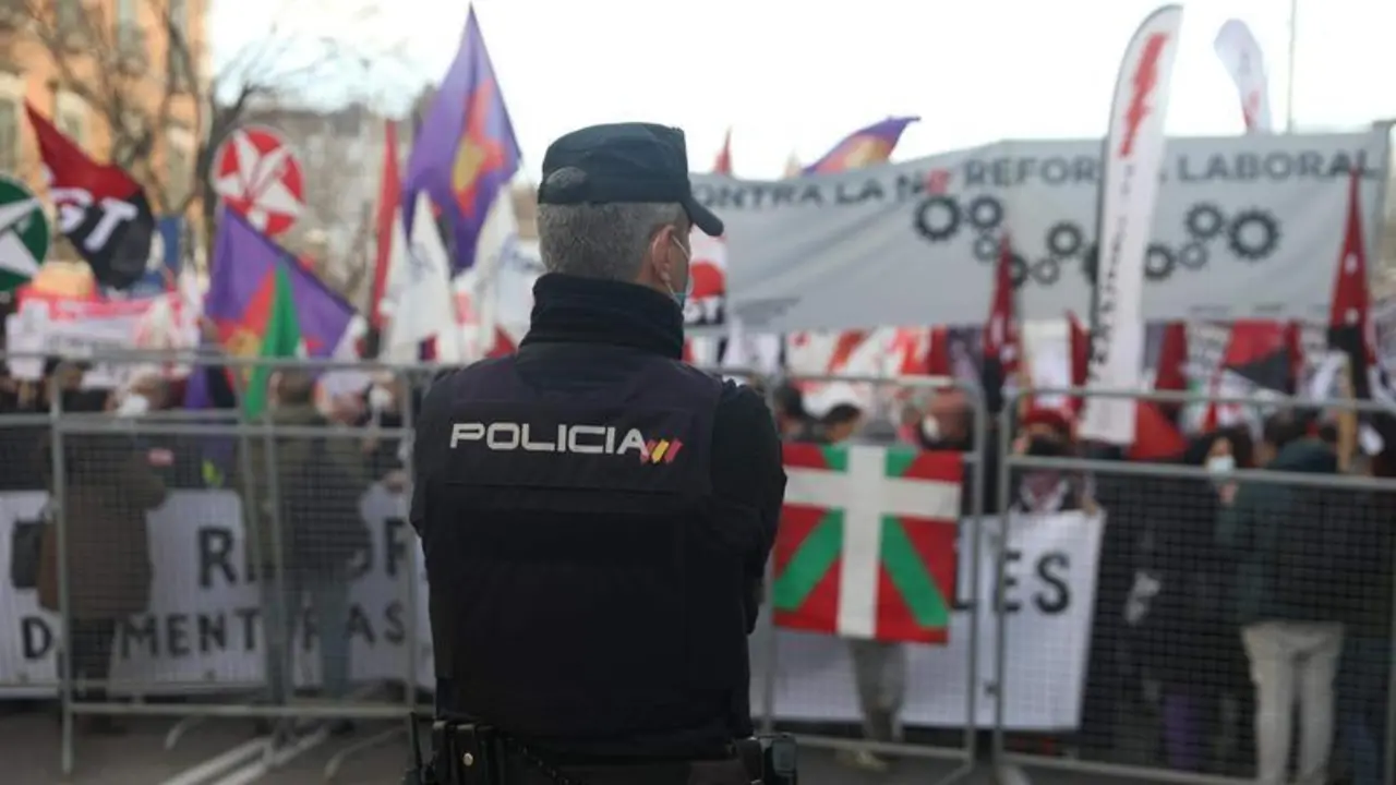 <p> Un polic&iacute;a nacional vigila la cabecera de una concentraci&oacute;n frente al Congreso de los Diputados </p>